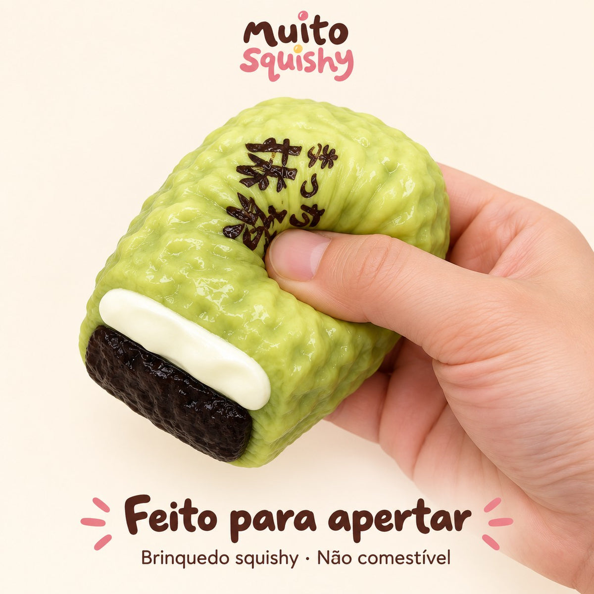 Rolinho de Matcha sendo apertado na mão